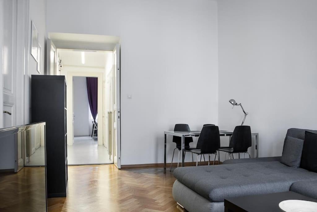 Prince Matyas Apartment Prag Exteriör bild